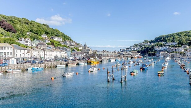 A harbor with boats, a town with buildings, and a hill in the background. - 2 Bed in Saltash (oc-88308) (Notter)