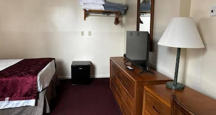Cozy 1-bedroom hotel room, Hamilton - #305 Mohawk