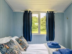 Travel cot, free WiFi, bed sheets - 1 Bed in Kilgetty (oc-88421) (Jeffreyston)