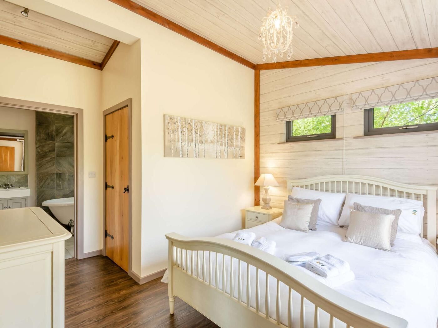 2 bedrooms, travel cot, free WiFi, bed sheets