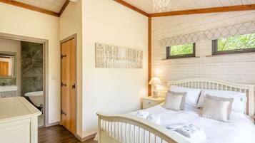 2 bedrooms, travel cot, free WiFi, bed sheets