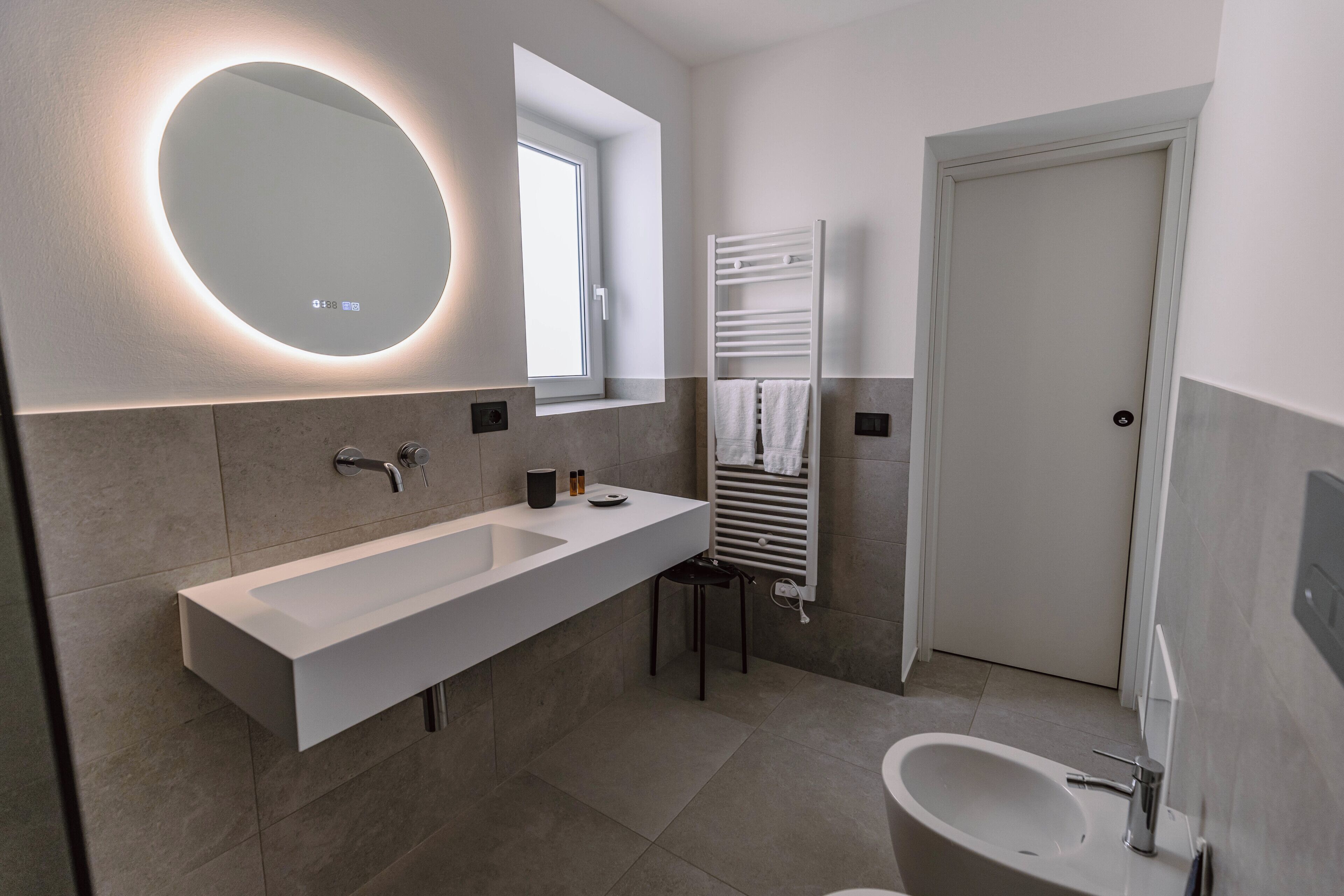 Asciugacapelli, bidet, asciugamani, sapone