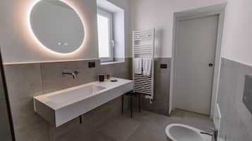 Asciugacapelli, bidet, asciugamani, sapone