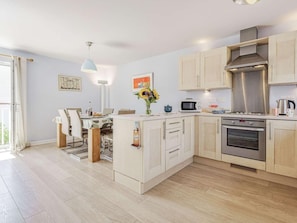 Oven, dishwasher, high chair, cookware/dishes/utensils - 2 Bed in Rye- (oc-88709) (Camber)