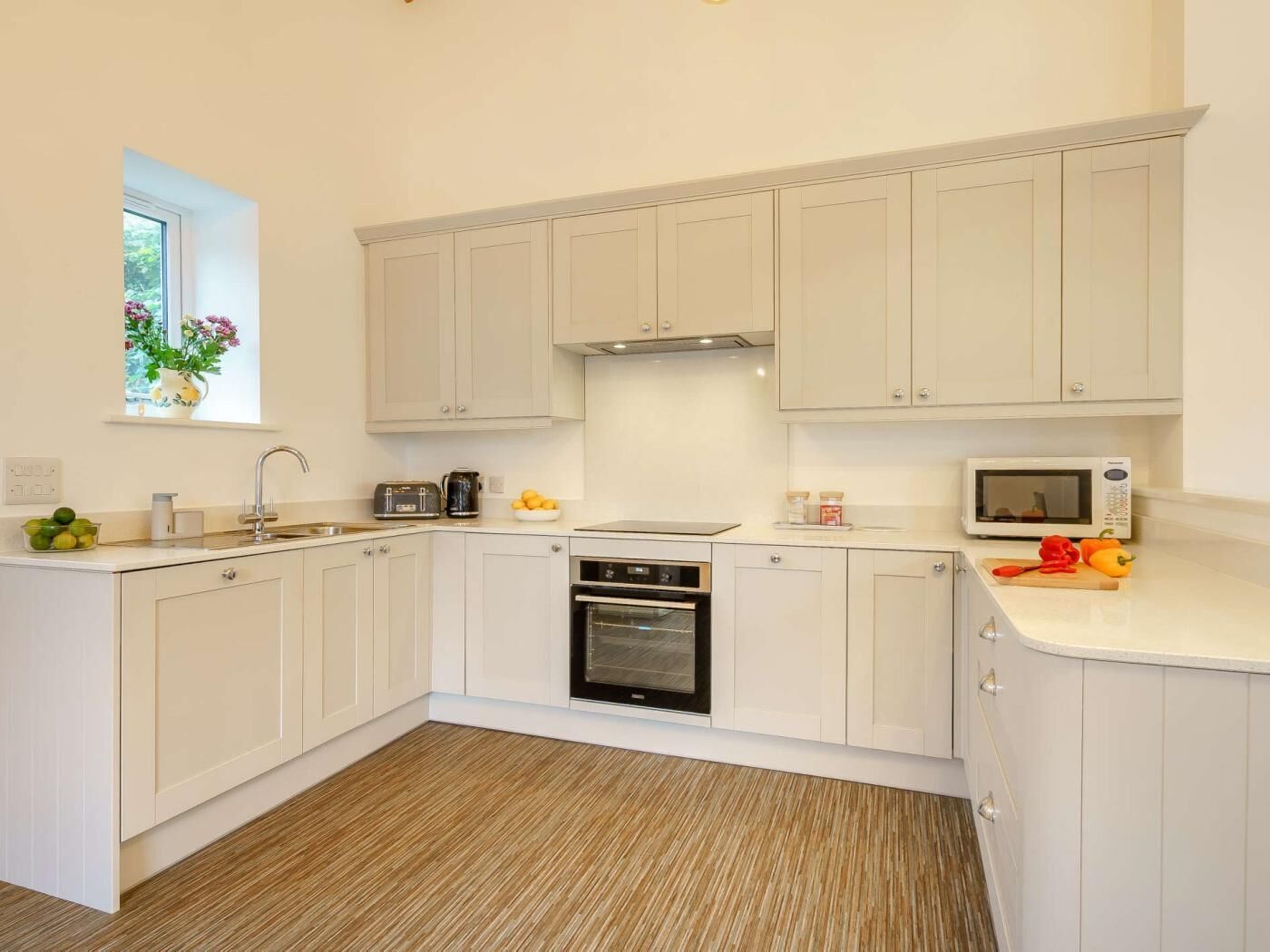 Oven, dishwasher, cookware/dishes/utensils