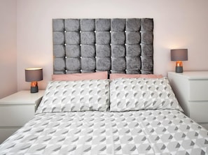 2 bedrooms, bed sheets - 2 Bed in Swansea (oc-88744) (Scurlage)