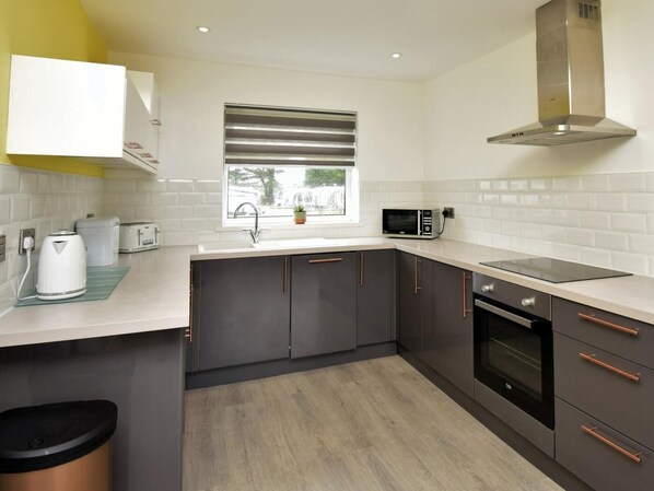 Oven, dishwasher, cookware/dishes/utensils - 2 Bed in Swansea (oc-88744) (Scurlage)