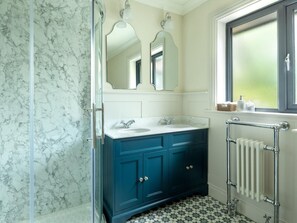 Bathroom - 5 Bed in Lymington (oc-88733) (Everton)