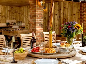 Outdoor dining - 5 Bed in Lymington (oc-88733) (Everton)