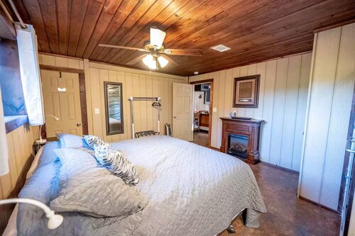 Metal Manor- A place to relax after a day on the Lake or river float! Sleeps 12
