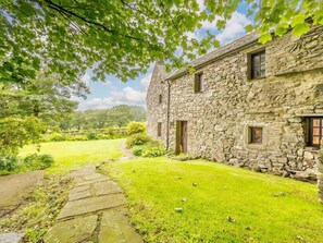 A stone building with a stone pathway leading to a grassy area. - 3 Bed in Cockermouth (oc-88773) (Buttermere)