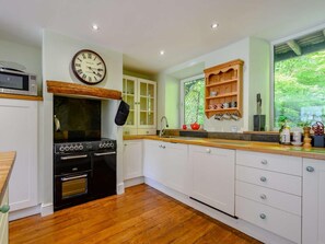 Oven, dishwasher, cookware/dishes/utensils - 3 Bed in Ambleside (oc-88769) (Claife)