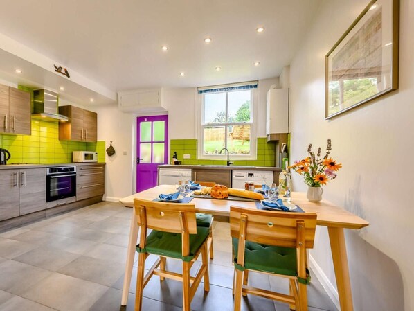 Oven, dishwasher, high chair, cookware/dishes/utensils - 2 Bed in Keswick (oc-88864) (Keswick)