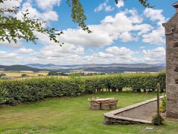 Outdoor dining - 4 Bed in Huntly (oc-88855) (Inverurie)
