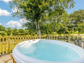 Outdoor spa tub - 3 Bed in Launceston (oc-88858) (Saint Giles on the Heath)