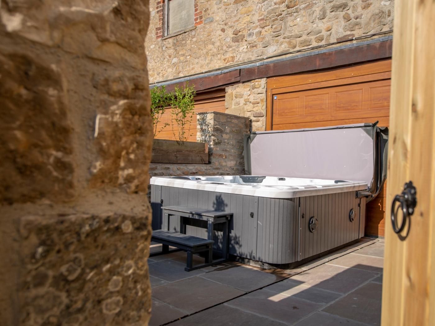 Outdoor spa tub