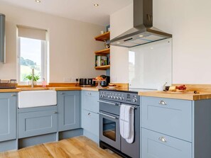 Oven, dishwasher, highchair, cookware/dishes/utensils - 4 Bed in Ashbourne (oc-88935) (Alsop en le Dale)