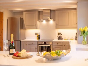 Oven, dishwasher, high chair, cookware/dishes/utensils - 1 Bed in Richmond (oc-88588) (Brompton on Swale)