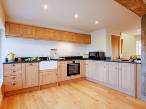 Oven, dishwasher, cookware/dishes/utensils - 1 Bed in Faringdon (oc-88573) (Great Coxwell)