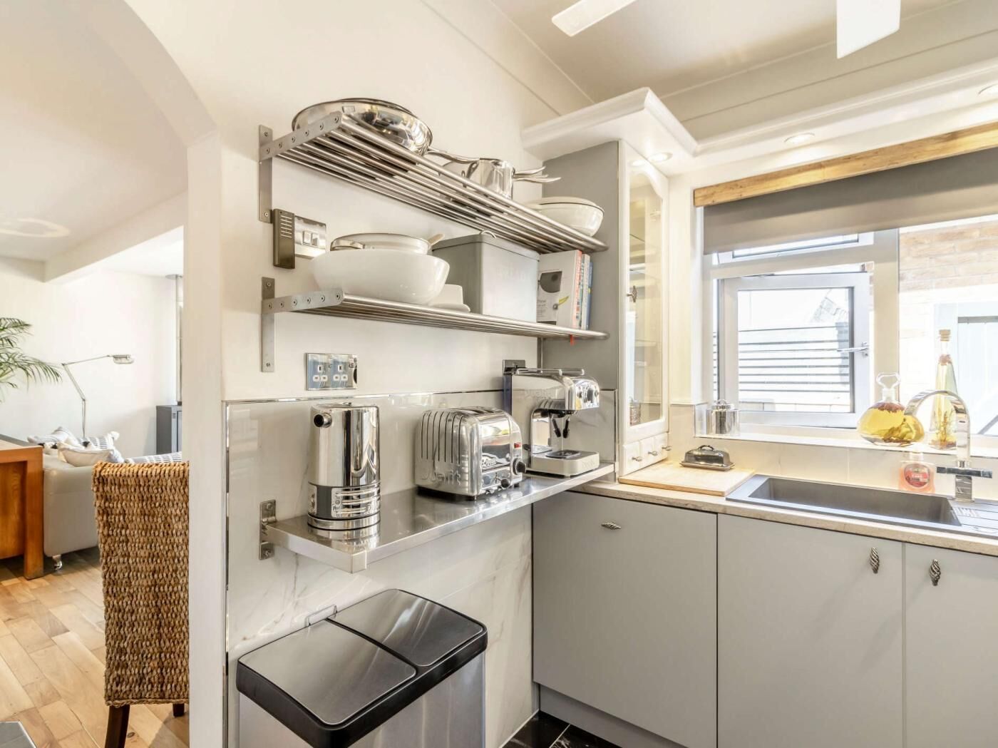 Oven, dishwasher, cookware/dishes/utensils