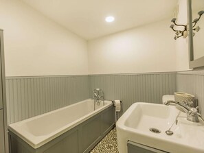 Une salle de bain avec une baignoire, un lavabo et des toilettes.