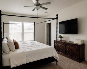 3 bedrooms, desk, travel cot, free WiFi - Modern Family Home, Pool, Montessori Playroom & Expresso bar in El Paso (El Paso)