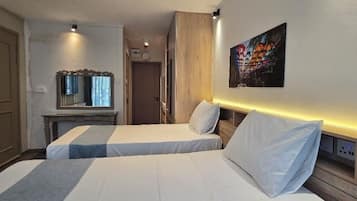 Deluxe Studio Suite, Balcony, Sea View | In-room safe, desk, blackout drapes, WiFi (free)