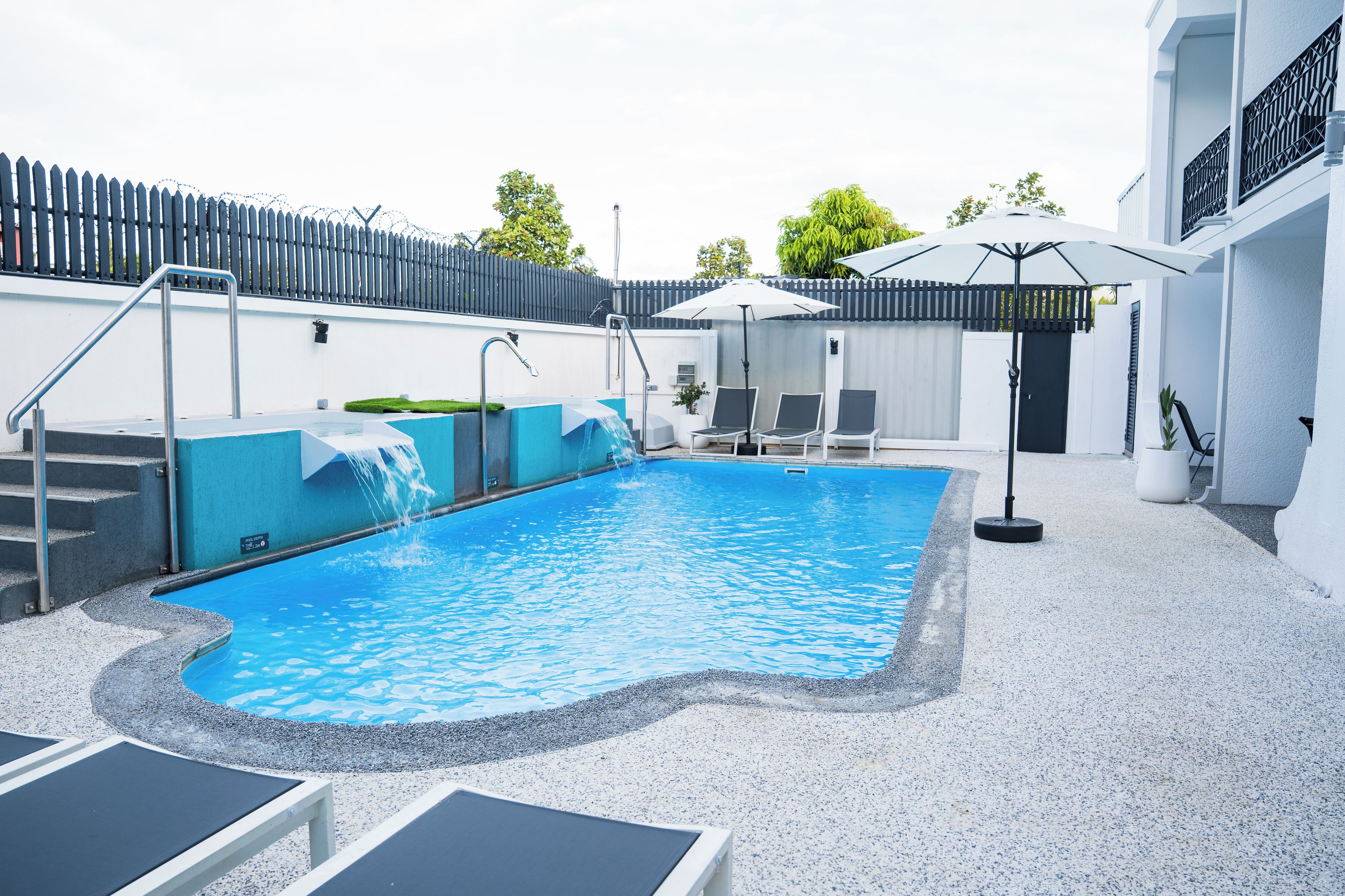 Piscina con cascada