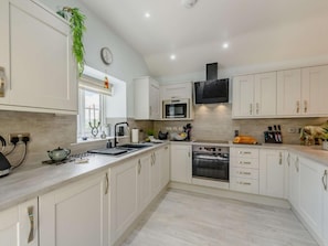 Oven, dishwasher, high chair, cookware/dishes/utensils - 2 Bed in Holywell (oc-88028) (Lixwm)