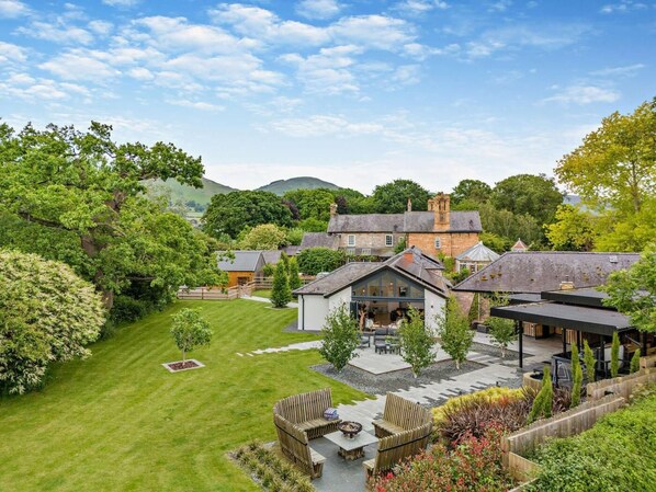 Outdoor dining - 3 Bed in Ruthin (oc-88123) (Llanbedr-Dyffryn-Clwyd)
