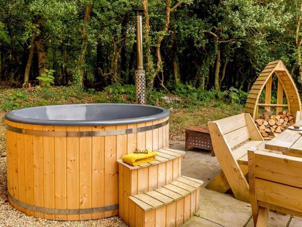 Outdoor spa tub - 2 Bed in Holsworthy (oc-87766) (Whitstone)