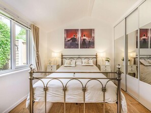Travel crib, WiFi (free), bed sheets