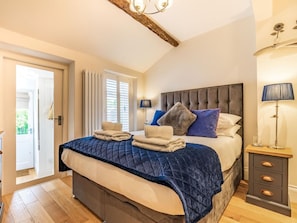 A bedroom with a bed, bedside tables, a lamp, and a view through a door. - 1 Bed in Richmond (oc-88054) (Richmond)