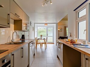 Oven, dishwasher, highchair, cookware/dishes/utensils - 2 Bed in Saltash (oc-88310) (Notter)
