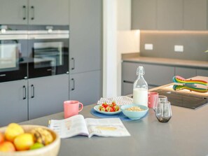 Ofen, Geschirrspüler, Hochstuhl, Kochgeschirr/Geschirr/Besteck