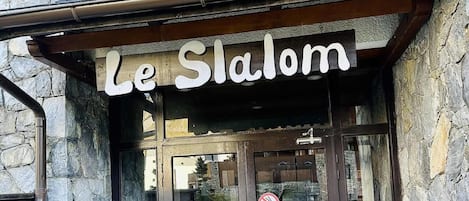 Rakennuksessa on kiviverhous ja sen yläpuolella on kyltti, jossa lukee: »Le Slalom».