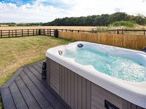 Outdoor spa tub - 3 Bed in Aylesbury (oc-88963) (Shabbington)