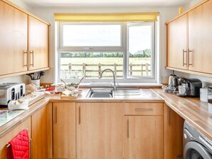 Oven, high chair, cookware/dishes/utensils - 3 Bed in Aylesbury (oc-88963) (Shabbington)