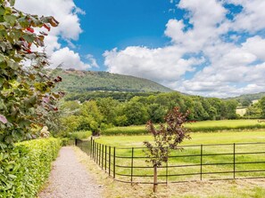 A rural landscape with a gravel path, a metal fence, and a tree in the foreground. - 1 Bed in Shrewsbury (oc-89144) (Leighton)