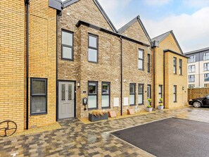 Exterior - 2 Bed in Sandown (oc-89291) (Sandown)