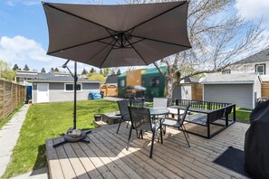 Outdoor dining - Excellent City Access - Cozy Basement Suite, 3bdr (Calgary)