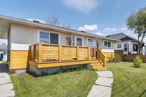 Exterior - Excellent City Access - Cozy Basement Suite, 3bdr (Calgary)