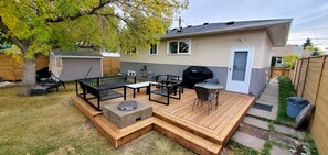 Outdoor dining - Excellent City Access - Cozy Basement Suite, 3bdr (Calgary)