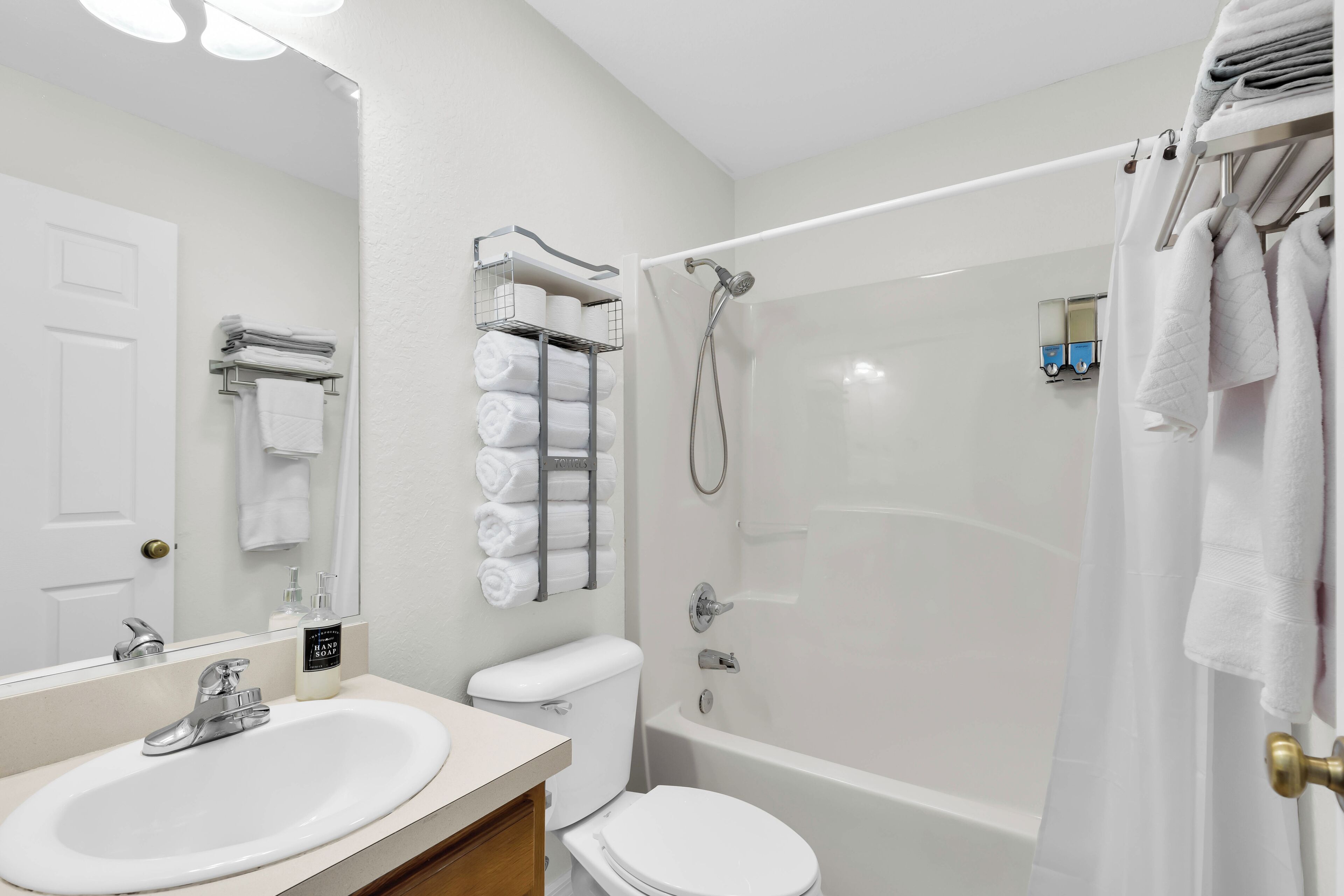 Ein Badezimmer mit Waschbecken, Toilette und Dusche.