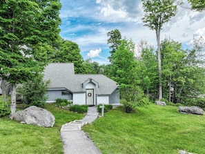 Exterior - Pool, Hot Tub, Spa & Ski Shuttle (Killington)