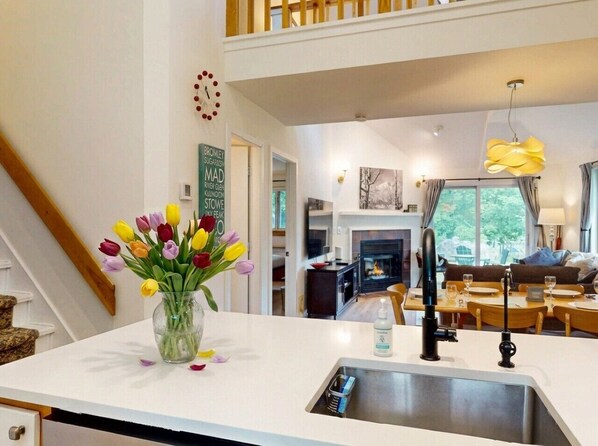 Interior - Pool, Hot Tub, Spa & Ski Shuttle (Killington)