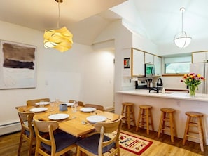 Dining - Pool, Hot Tub, Spa & Ski Shuttle (Killington)