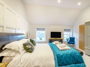 A bedroom with a large bed, a flat-screen TV, a desk, and a chair. - 3 Bed in Berwick-upon-tweed (oc-89814) (Lowick)