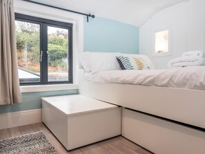 A bedroom with a bed, a window, and a view of the outdoors. - 2 Bed in Norwich (oc-89598) (Haddiscoe)