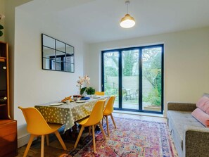 A dining area with a table set for four, a large window, and a view of the outdoors. - 2 Bed in Broadstairs (oc-89889) (Broadstairs)